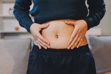 kadın eli aşırı göbek yağ tutan, kilolu kavramı