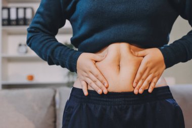 kadın eli aşırı göbek yağ tutan, kilolu kavramı