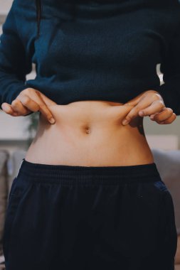 kadın eli aşırı göbek yağ tutan, kilolu kavramı