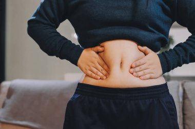 kadın eli aşırı göbek yağ tutan, kilolu kavramı