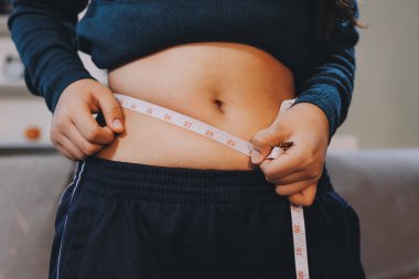 kadın eli aşırı göbek yağ tutan, kilolu kavramı