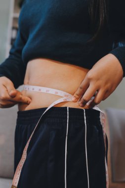 kadın eli aşırı göbek yağ tutan, kilolu kavramı