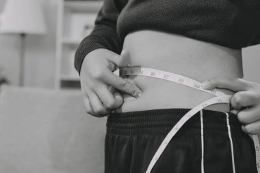kadın eli aşırı göbek yağ tutan, kilolu kavramı