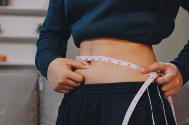 kadın eli aşırı göbek yağ tutan, kilolu kavramı