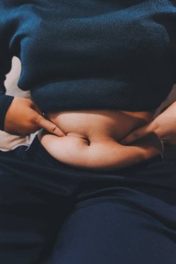 kadın eli aşırı göbek yağ tutan, kilolu kavramı