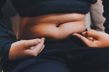 kadın eli aşırı göbek yağ tutan, kilolu kavramı