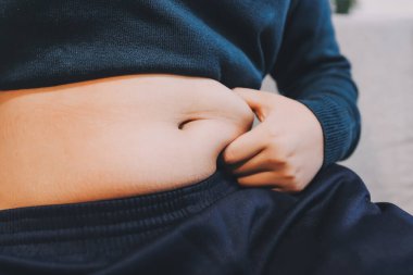 kadın eli aşırı göbek yağ tutan, kilolu kavramı