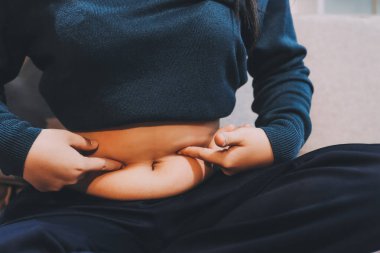 kadın eli aşırı göbek yağ tutan, kilolu kavramı