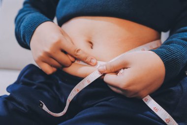 kadın eli aşırı göbek yağ tutan, kilolu kavramı