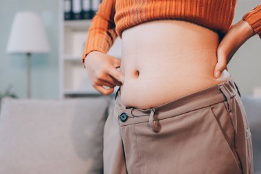 kadın eli aşırı göbek yağ tutan, kilolu kavramı