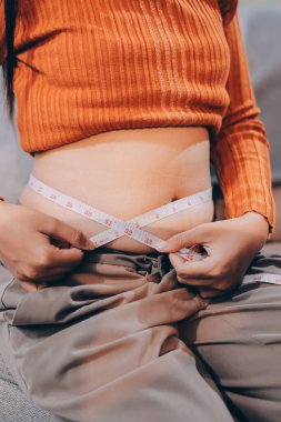kadın eli aşırı göbek yağ tutan, kilolu kavramı