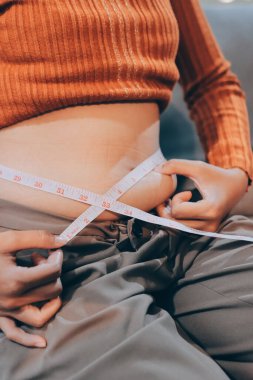 kadın eli aşırı göbek yağ tutan, kilolu kavramı