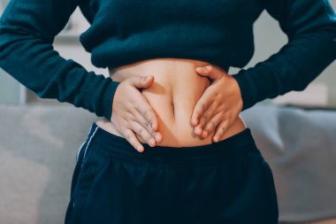 kadın eli aşırı göbek yağ tutan, kilolu kavramı