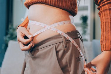 kadın eli aşırı göbek yağ tutan, kilolu kavramı