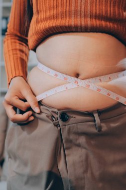kadın eli aşırı göbek yağ tutan, kilolu kavramı