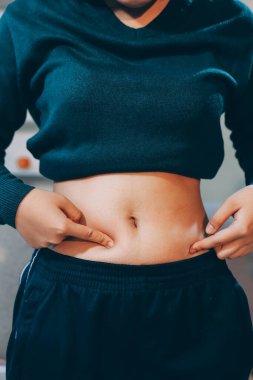 kadın eli aşırı göbek yağ tutan, kilolu kavramı