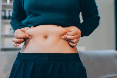 kadın eli aşırı göbek yağ tutan, kilolu kavramı