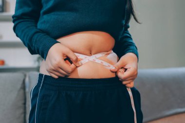 kadın eli aşırı göbek yağ tutan, kilolu kavramı