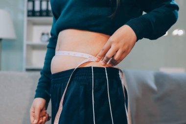 kadın eli aşırı göbek yağ tutan, kilolu kavramı