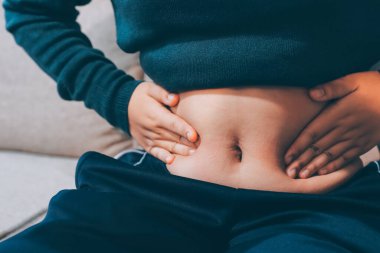 kadın eli aşırı göbek yağ tutan, kilolu kavramı