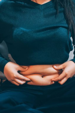 kadın eli aşırı göbek yağ tutan, kilolu kavramı
