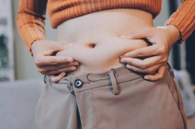 kadın eli aşırı göbek yağ tutan, kilolu kavramı