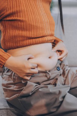 kadın eli aşırı göbek yağ tutan, kilolu kavramı