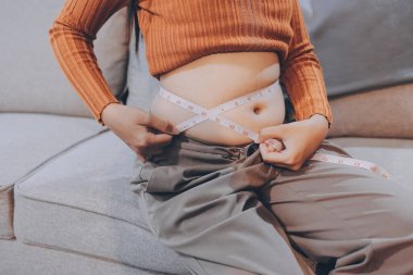 kadın eli aşırı göbek yağ tutan, kilolu kavramı