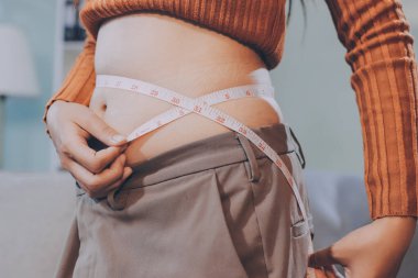 kadın eli aşırı göbek yağ tutan, kilolu kavramı