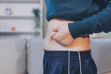 kadın eli aşırı göbek yağ tutan, kilolu kavramı