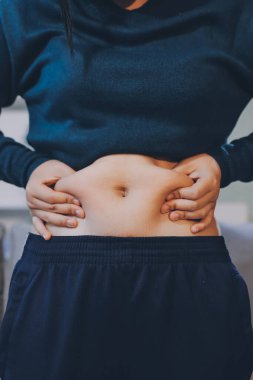 kadın eli aşırı göbek yağ tutan, kilolu kavramı