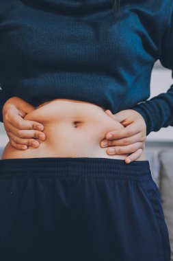 kadın eli aşırı göbek yağ tutan, kilolu kavramı