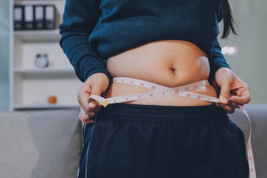 kadın eli aşırı göbek yağ tutan, kilolu kavramı