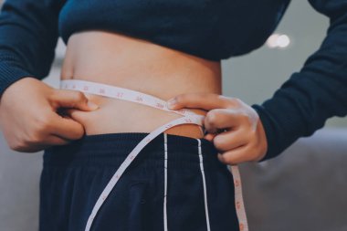 kadın eli aşırı göbek yağ tutan, kilolu kavramı