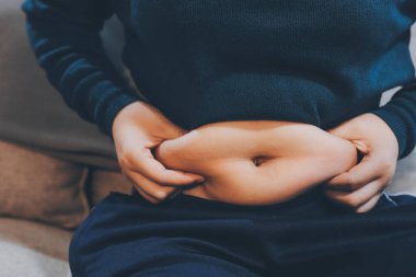 kadın eli aşırı göbek yağ tutan, kilolu kavramı