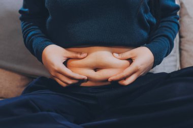 kadın eli aşırı göbek yağ tutan, kilolu kavramı