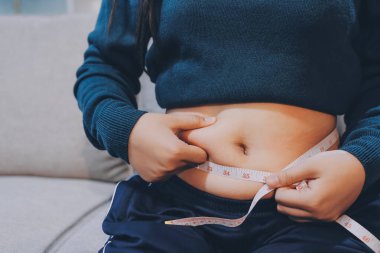 kadın eli aşırı göbek yağ tutan, kilolu kavramı