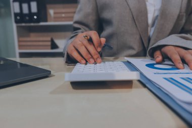 Girişimci Asyalı işadamı ve işkadını modern ofiste yeni iş projesini tartışıyor Modern Ofiste, Asyalı iş gelişigüzel konsept.