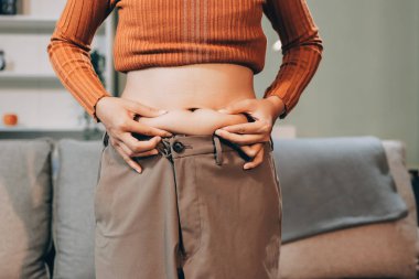 kadın eli aşırı göbek yağ tutan, kilolu kavramı