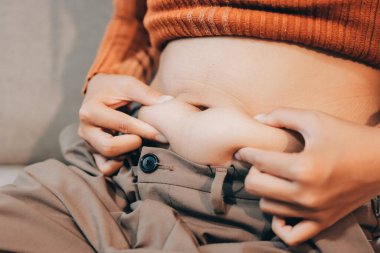 kadın eli aşırı göbek yağ tutan, kilolu kavramı