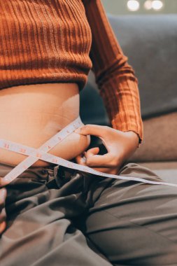 kadın eli aşırı göbek yağ tutan, kilolu kavramı