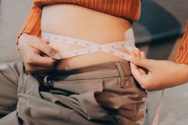 kadın eli aşırı göbek yağ tutan, kilolu kavramı