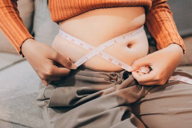 kadın eli aşırı göbek yağ tutan, kilolu kavramı