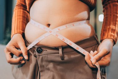 kadın eli aşırı göbek yağ tutan, kilolu kavramı