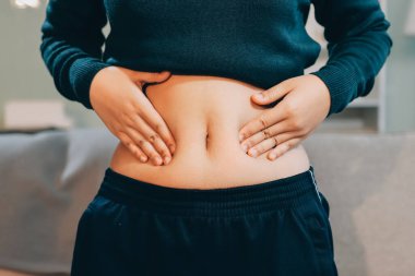 kadın eli aşırı göbek yağ tutan, kilolu kavramı