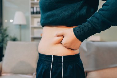 kadın eli aşırı göbek yağ tutan, kilolu kavramı