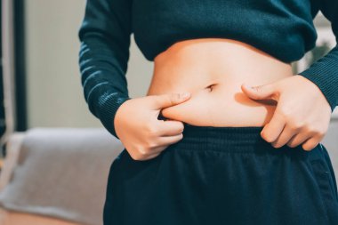 kadın eli aşırı göbek yağ tutan, kilolu kavramı