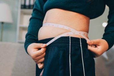 kadın eli aşırı göbek yağ tutan, kilolu kavramı