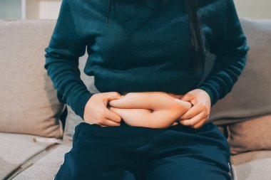 kadın eli aşırı göbek yağ tutan, kilolu kavramı