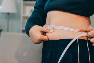 kadın eli aşırı göbek yağ tutan, kilolu kavramı